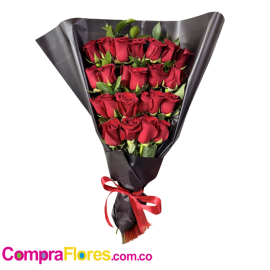 Bouquet de 24 Rosas Rojas en Papel Coreano Negro