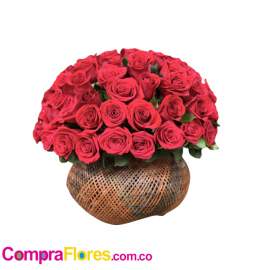 Arreglo de 70 Rosas Rojas en Canasta Artesanal de Lujo